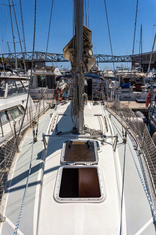 Отель Sail Boat To Sleep Сан-Адриан-де-Бесос Экстерьер фото